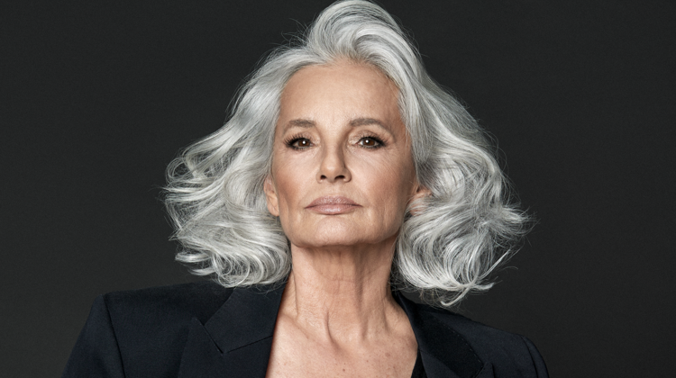 Die „Silver Model“-Kollektion von Martin Dürrenmatt ist inspiriert von den Schwarz-Weiss-Fotografien Peter Lindberghs und soll Frauen dazu ermutigen, zu sich zu stehen und die Schönheit ihrer grauen Haare zu zelebrieren.