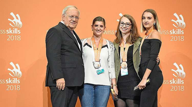 Bundesrat Johann Niklaus Schneider-Ammann gratulierte den Gewinnerinnen Mélody Avondo, Saskia Engel und Naomi Lippert. Fotos: SFK