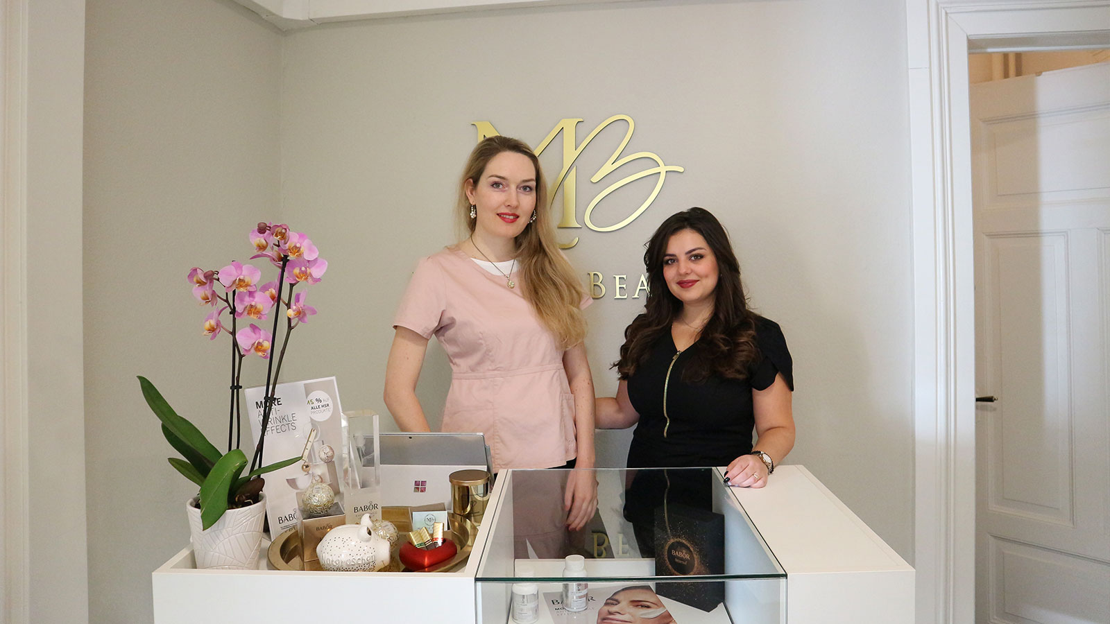 Ein eingespieltes Team: Gründerin und Inhaberin von Miracle Beauty Mihaela Rankova (rechts) mit ihrer Mitarbeiterin Viktoria Rau. Foto: Jaqueline Kramer