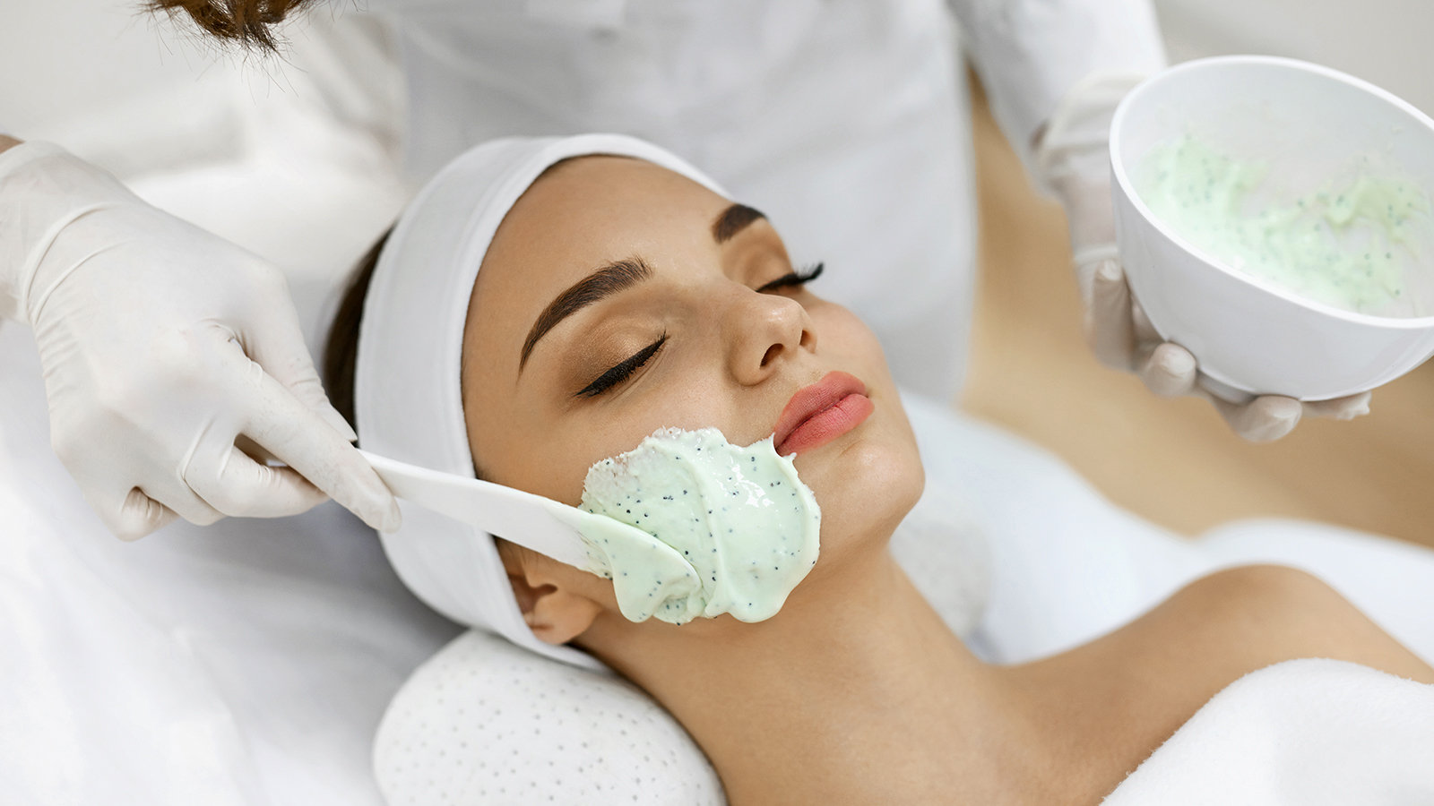 Wie Sie mithilfe einer Alginatmaske eine klassische Anti-Aging-Behandlung durchführen können, erfahren Sie in unserem Behandlungsbeispiel auf der nächsten Seite. Foto: puhhha/Shutterstock.com
