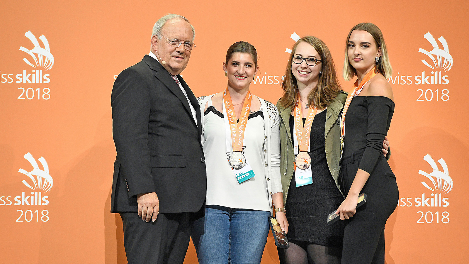 Bundesrat Johann Niklaus Schneider-Ammann gratulierte den Gewinnerinnen Mélody Avondo, Saskia Engel und Naomi Lippert. Fotos: SFK