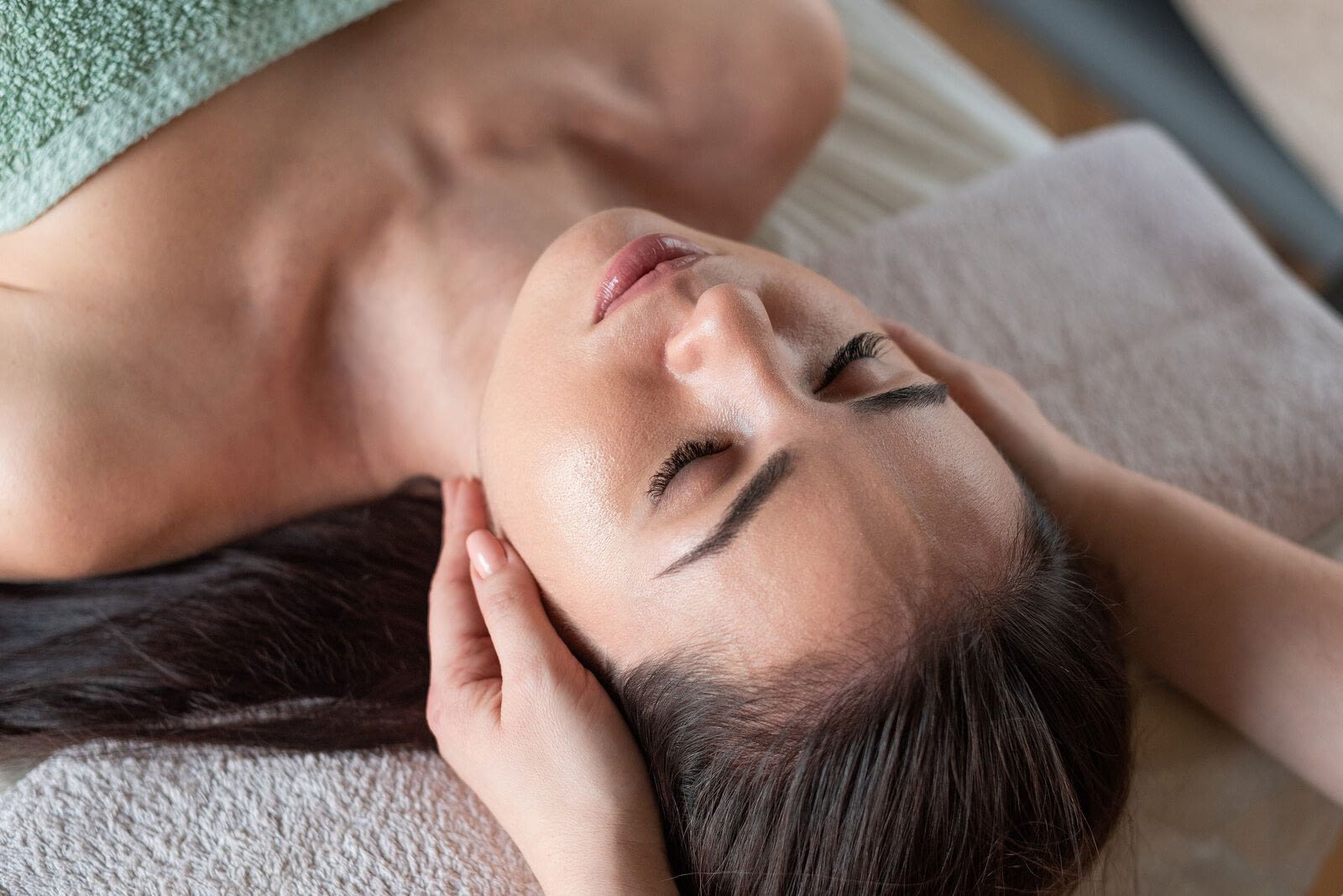 Baden gehört seit jeher zu den Schönheitsritualen schlechthin. Vor allem Kontrastbäder haben allerdings zu Zeiten von Covid-19 dank ihrer gesundheitlichen Vorteile wieder stark an Beliebtheit gewonnen. Foto: subbotina Anna/shutterstock.com